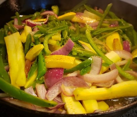 Pasta with bell peppers and crispy bacon