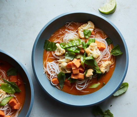 Pasta with bell peppers and crispy bacon