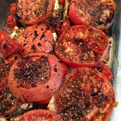 Pasta with arugula pesto and cherry tomatoes