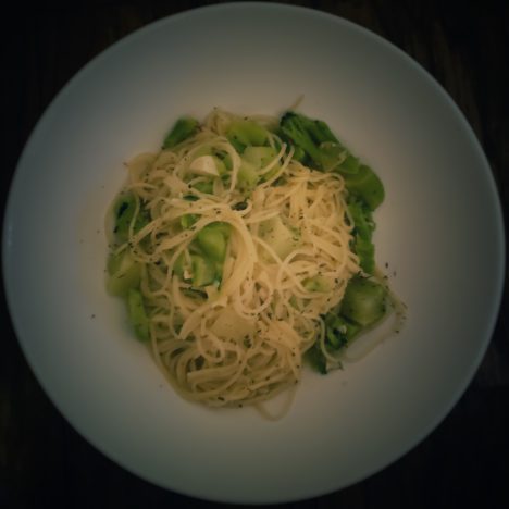 Peeling a’whole head’a Garlic